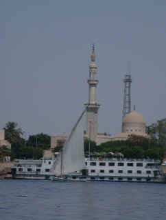 Feluke, Kreuzfahrtschiff und Moschee
